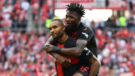 Jonathan Tah (unten) und Edmond Tapsoba feiern den besten Saisonstart der Leverkusener.