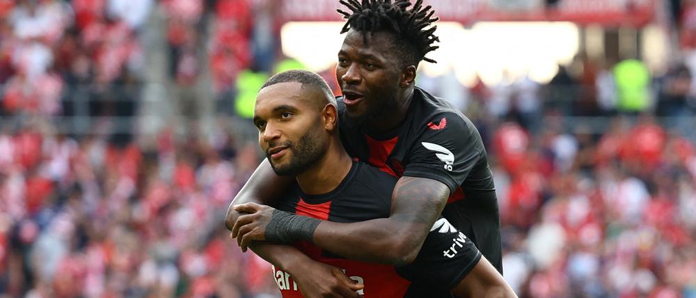 Jonathan Tah (unten) und Edmond Tapsoba feiern den besten Saisonstart der Leverkusener.