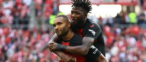 Jonathan Tah (unten) und Edmond Tapsoba feiern den besten Saisonstart der Leverkusener.