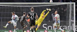 Herthas Torhüter Tjark Ernst muss sich gehörig strecken.