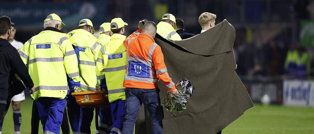 Wegen eines schweren Kopftreffers von Waalwijks Torhüter Etienne Vaessen ist das Fußball-Spiel zwischen den niederländischen Fußball-Erstligisten RKC Waalwijk und Ajax Amsterdam abgebrochen worden