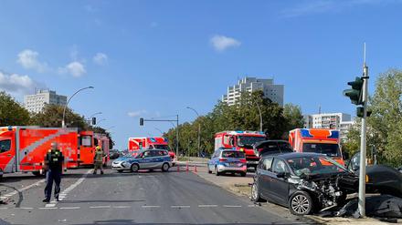#Verkehrsunfall zwischen einem auf der Anfahrt zum Einsatz befindlichen #RTW und zwei PKW in #Marzahn. Fünf Personen wurden dabei verletzt, darunter drei Kollegen. Wir haben die Personen rettungsdienstlich versorgt und in umliegende Krankenhäuser transportiert