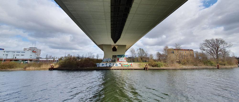 Die Rudolf-Wissell-Brücke über die Spree wird abgerissen.