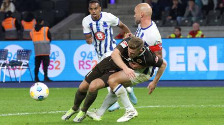 Wenn’s spielerisch nicht geht, muss man es eben mit mehr Körpereinsatz probieren. So wie hier Herthas Kapitän Toni Leistner (r.).