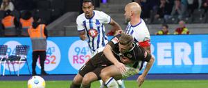 Wenn’s spielerisch nicht geht, muss man es eben mit mehr Körpereinsatz probieren. So wie hier Herthas Kapitän Toni Leistner (r.).