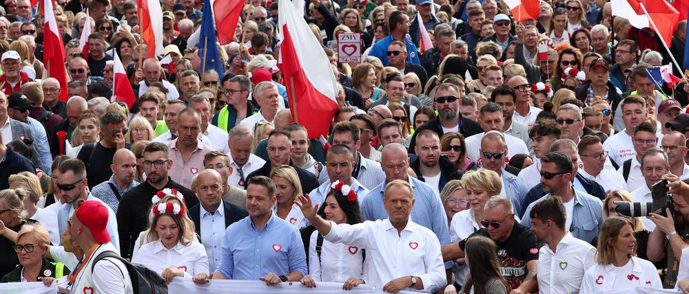 Warschaus Oberbürgermeister Rafal Trzaskowski (vorne halblinks) und Oppositionsführer Donald Tusk beim „Marsch der eine Million Herzen“ Anfang Oktober.