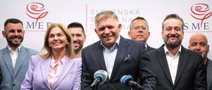 Sieger im Kreise der Seinen: Robert Fico (Mitte) bei seiner ersten Pressekonferenz nach dem Wahlerfolg am Sonntagmorgen. 