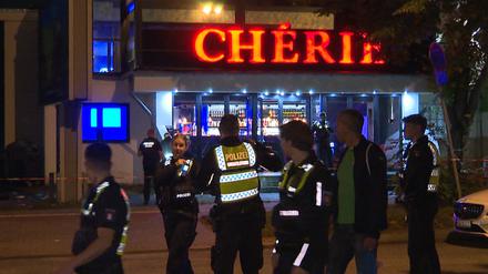 Hamburg: Einsatzkräfte der Polizei halten sich an einem Tatort auf. Ein Mann ist in Hamburg nach Schüssen vor einer Shishabar gestorben. 