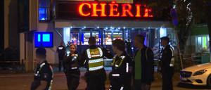 Hamburg: Einsatzkräfte der Polizei halten sich an einem Tatort auf. Ein Mann ist in Hamburg nach Schüssen vor einer Shishabar gestorben.