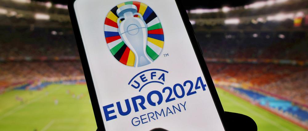 Das Logo der UEFA Euro 2024 ist auf einem Smartphone zu sehen.