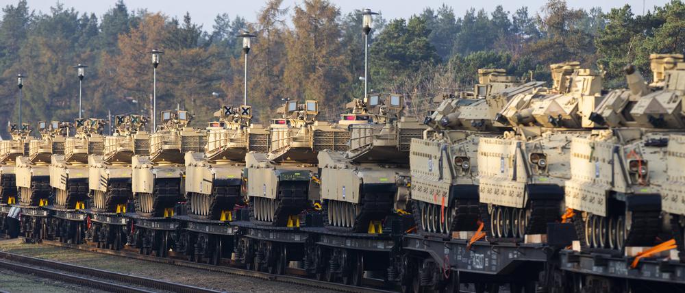 Abrams-Panzer auf einem Güterzug.