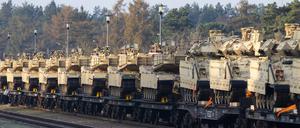 Abrams-Panzer auf einem Güterzug.