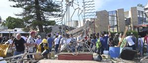 Rettungskräfte suchen inmitten von Trümmern nach Überlebenden, nachdem das Dach einer Kirche in Mexiko während einer Sonntagsmesse eingestürzt war.