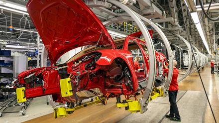 Eine Produktionslinie im Leipziger Porsche Werk. Das deutsche Wirtschaftswachstum wird laut ifo-Chef Clemens Fuest durch mehrere Faktoren bedroht.