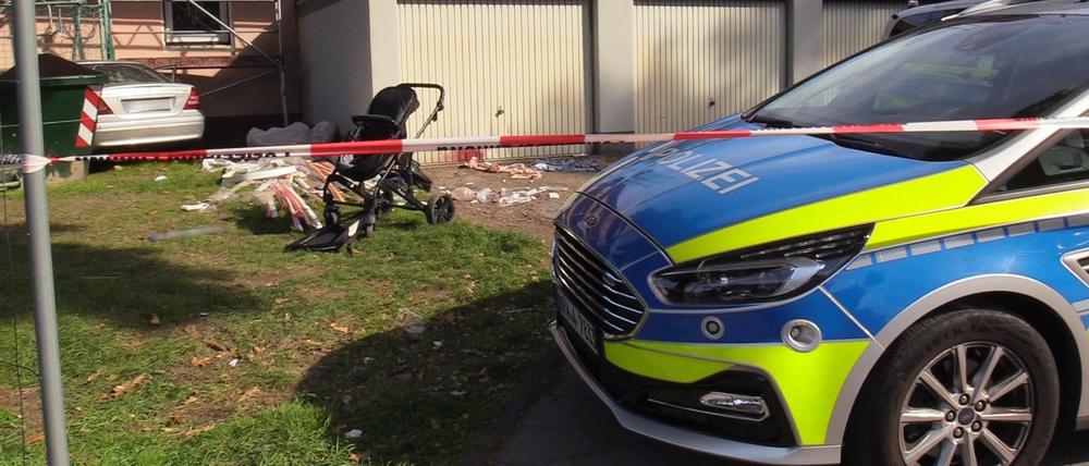 Ein Auto (links hinten) steht an einem Haus, nachdem der Fahrer zuvor seine Frau und sein Kind angefahren hatte.