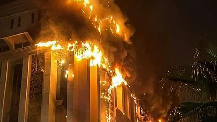 Feuer und Rauch steigen aus dem brennenden Gebäude des Polizeipräsidiums in Ismaila auf. 