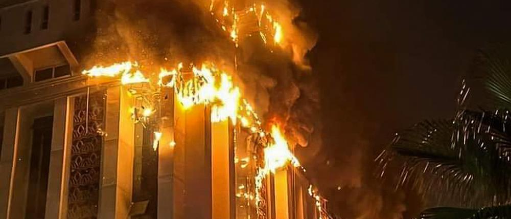 Feuer und Rauch steigen aus dem brennenden Gebäude des Polizeipräsidiums in Ismaila auf.