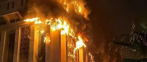 Feuer und Rauch steigen aus dem brennenden Gebäude des Polizeipräsidiums in Ismaila auf. 