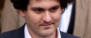 Aktuell muss sich der 31-Jährige mit dem markanten Wuschelkopf wegen angeblichen Betrugs vor einem US-Gericht verantworten.