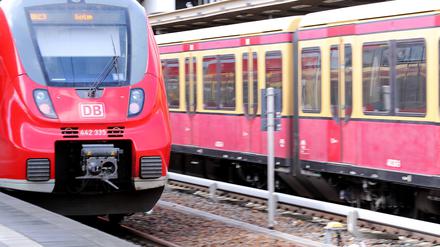 Ein Regionalzug und eine S-Bahn stehen im Potsdamer Hauptbahnhof.
