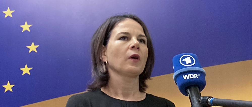 02.10.2023, Ukraine, Kiew: Die deutsche Außenministerin Annalena Baerbock (Bündnis 90/Grüne) spricht zur Eröffnung des informellen EU-Außenministerrates in Kiew. Foto: Friedemann Kohler/dpa +++ dpa-Bildfunk +++