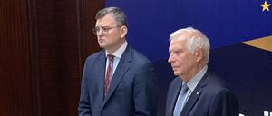 Der ukrainischer Außenminister Dmytro Kuleba (l) und der EU-Außenbeauftragte Josep Borrell sprechen zur Eröffnung des informellen EU-Außenministerrates in Kiew. 