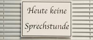 ARCHIV - 15.09.2016, Sachsen, Bautzen: Ein Schild mit der Aufschrift "Heute keine Sprechstunde" hängt im Fenster einer Arztpraxis vor einer Jalousie. (Illustration zu "Tausende Arztpraxen bleiben aus Protest geschlossen") Foto: Sebastian Kahnert/dpa-Zentralbild/dpa +++ dpa-Bildfunk +++