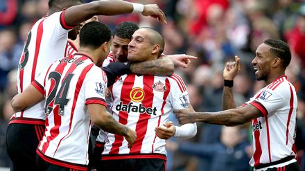 In England sind zwei Männer festgenommen worden, weil sie einen 2017 gestorbenen Jungen verhöhnt haben sollen, der ein großer Fan des AFC Sunderland war.
