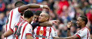 In England sind zwei Männer festgenommen worden, weil sie einen 2017 gestorbenen Jungen verhöhnt haben sollen, der ein großer Fan des AFC Sunderland war.