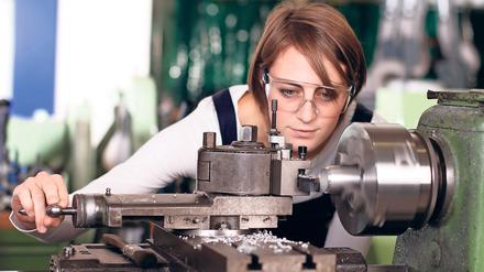 Mitarbeiterin in der Metallverarbeitung: In der Industrie haben es Bewerber derzeit schwerer.