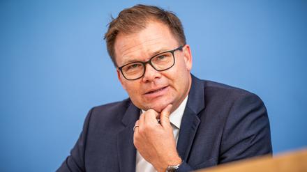 Der Ostbeauftragte der Bundesregierung Carsten Schneider (SPD) fordert ein Startkapital für alle 18-Jährigen in Deutschland.