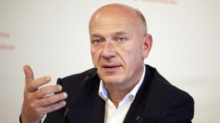 ARCHIV - 26.09.2023, Brandenburg, Schönefeld: Kai Wegner (CDU), Regierender Bürgermeister von Berlin, spricht nach der Sitzung des Berliner Senats am Flughafen BER auf einer Pressekonferenz.     (zu dpa "Wegner will schon bald in die Türkei und nach Israel reisen") Foto: Joerg Carstensen/dpa +++ dpa-Bildfunk +++