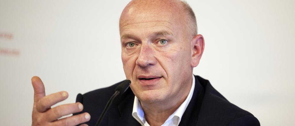 ARCHIV - 26.09.2023, Brandenburg, Schönefeld: Kai Wegner (CDU), Regierender Bürgermeister von Berlin, spricht nach der Sitzung des Berliner Senats am Flughafen BER auf einer Pressekonferenz. (zu dpa "Wegner will schon bald in die Türkei und nach Israel reisen") Foto: Joerg Carstensen/dpa +++ dpa-Bildfunk +++