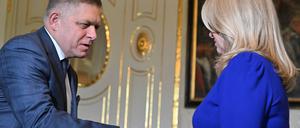 Der slowakische Wahlsieger Robert Fico mit Präsidentin Zuzana Caputova