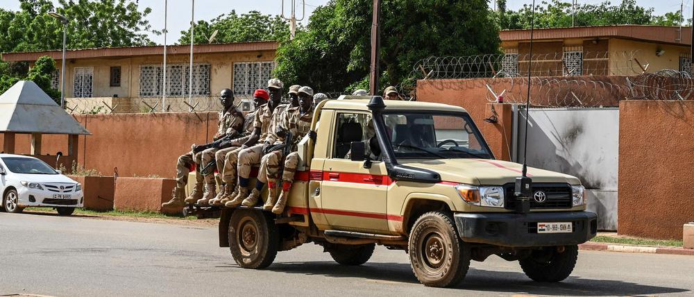 Eine Patrouille der nigerianischen Nationalpolizei fährt an der französischen Botschaft in Niamey vorbei. (Archivbild)