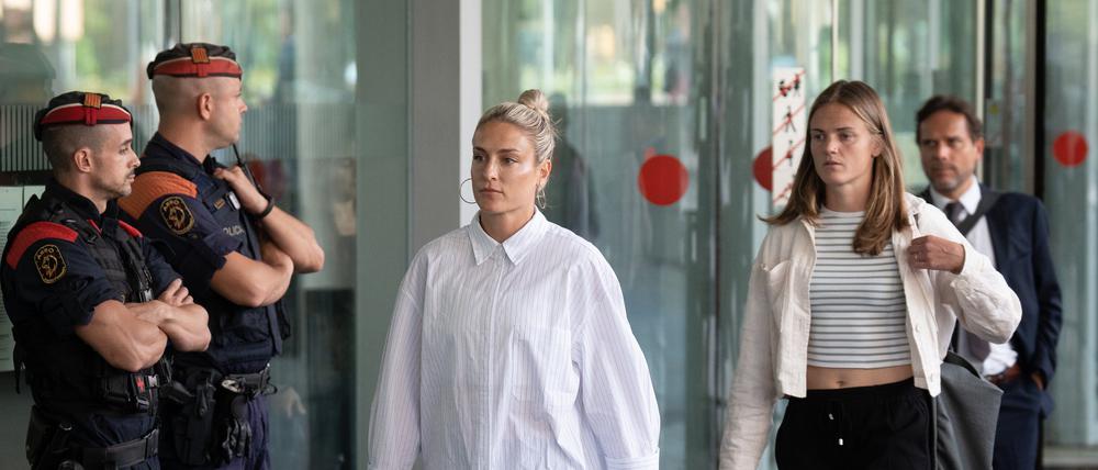 Die Nationalspielerin Alexia Putellas (m) und die Kapitänin der spanischen Frauen-Nationalmannschaft Irene Paredes (r) haben im Rahmen des Ermittlungsverfahrens zum Kuss-Skandal um den Ex-Chef des spanischen Fußballverbandes RFEF ausgesagt.