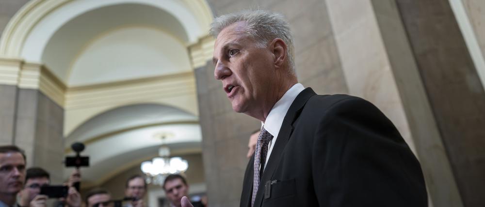 Kevin McCarthy, republikanischer Sprecher des Repräsentantenhauses, spricht mit Reportern inmitten der Nachricht, dass der Abgeordnete Gaetz einen Antrag auf Absetzung einbringen will.