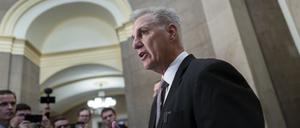 Kevin McCarthy, republikanischer Sprecher des Repräsentantenhauses, spricht mit Reportern inmitten der Nachricht, dass der Abgeordnete Gaetz einen Antrag auf Absetzung einbringen will. 