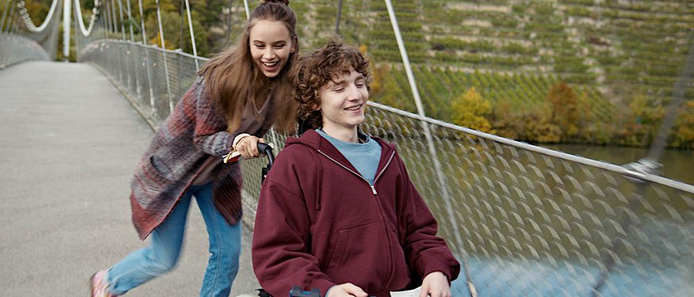 Frisch verliebt: Emily (Lina Hüesker) und Jonas (Julius Gause) erobern die Welt.
