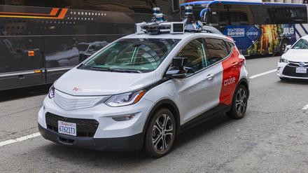 Ein Robotaxi der Firma Cruise fährt ohne menschliche Hilfe in San Francisco. 