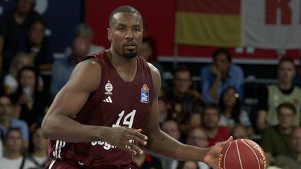 Bayerns neuer Center Serge Ibaka beim Auftaktsieg gegen Syntainics MBC.