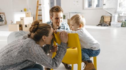 Die Einkommensgrenzen für zinsgünstige Baukredite für Familien werden angehoben. Interessenten sollten ihre Finanzierung gut durchrechnen.