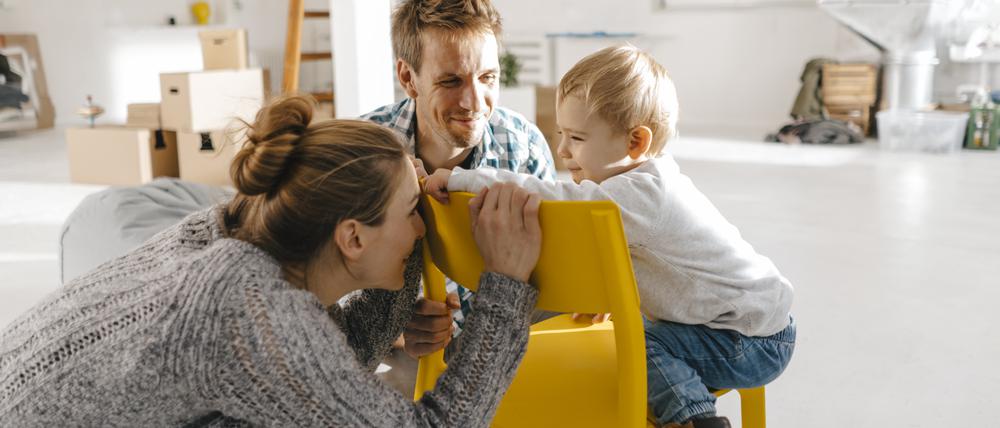 Die Einkommensgrenzen für zinsgünstige Baukredite für Familien werden angehoben. Interessenten sollten ihre Finanzierung gut durchrechnen.