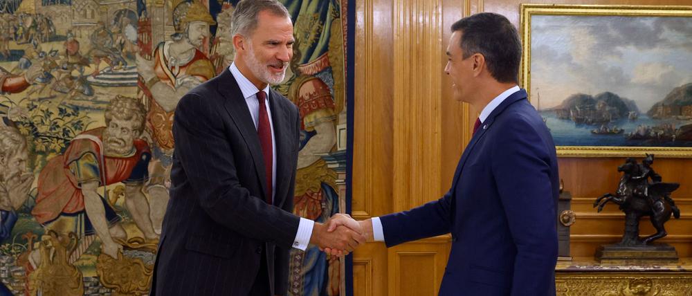 König Felipe (l.) begrüßt Pedro Sánchez
