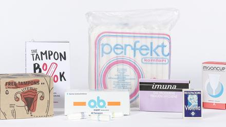 Was frau so braucht an den Tagen. Menstruationsprodukte aus mehreren Jahrzehnten.