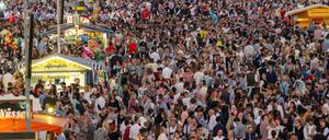 Tausende Wiesn-Besucher drängen sich über das Gelände des 188. Münchner Oktoberfestes.