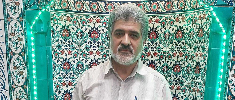 Ömer Güloglu in der Gebetsnische der Emir-Sultan-Moschee.