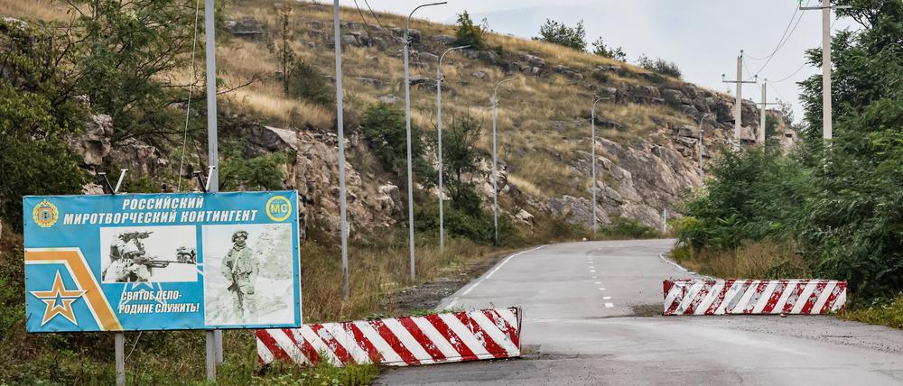 Ein Checkpoint der russischen Friedenstruppen am Eingang des Latschin-Korridors in Aserbaischan. 
