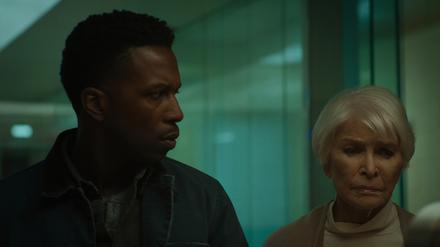 Victor Fielding (Leslie Odom, Jr.) holt Chris MacNeil (Ellen Burstyn) zur Hilfe, um seine Tochter Angela zu retten.