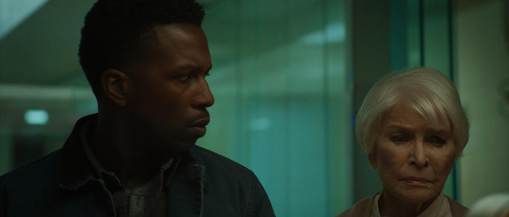 Victor Fielding (Leslie Odom, Jr.) holt Chris MacNeil (Ellen Burstyn) zur Hilfe, um seine Tochter Angela zu retten.